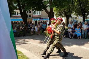 Свищов почете паметта на Ботев с вой на сирени, поклон и едноминутно мълчание