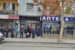 Невиждани опашки пред аптеките в Свищов, защо?