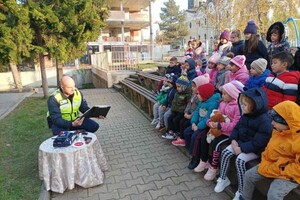 Полицай гостува на деца от Свищов по повод седмицата на бащата