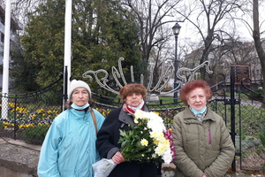 Пенсионери от Свищов зарадваха медиците в COVID отделението на болницата по повод Световния ден на здравето