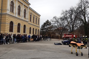 В Свищовско училище евакуираха всички ученици, пожарна и полиция със съвместна демонстрация