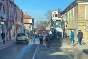 Вода блика на главната улица в Свищов, движението е затруднено